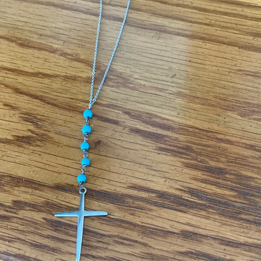 Chic Silver Necklace with Turquoise Beads and Cross Pendant - Picture 4 of 6
